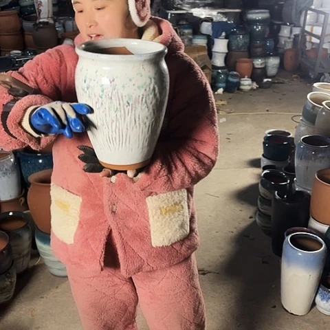 口20高25瑕疵底裂盆子。