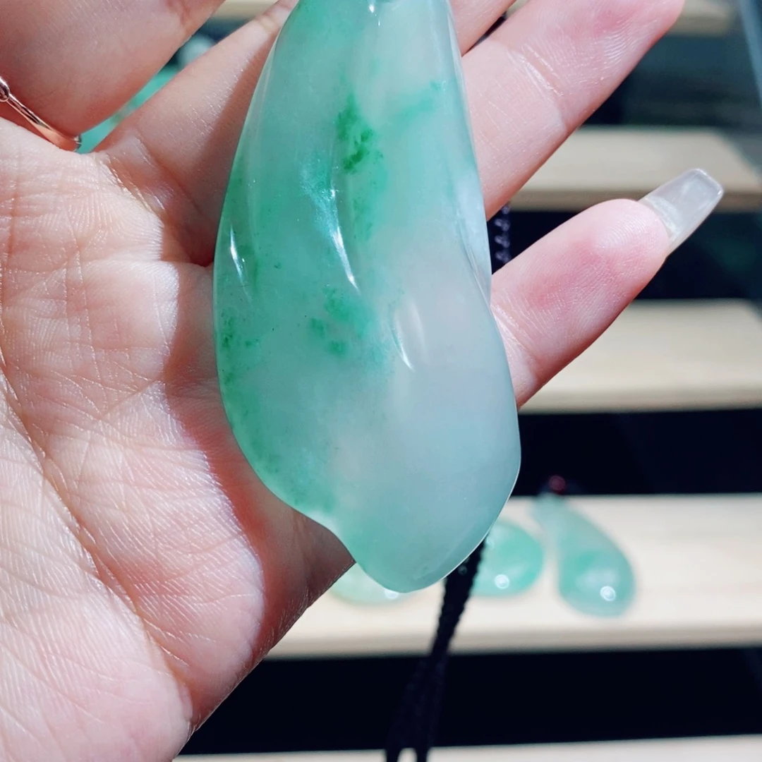 颈饰未镶嵌石英质玉
