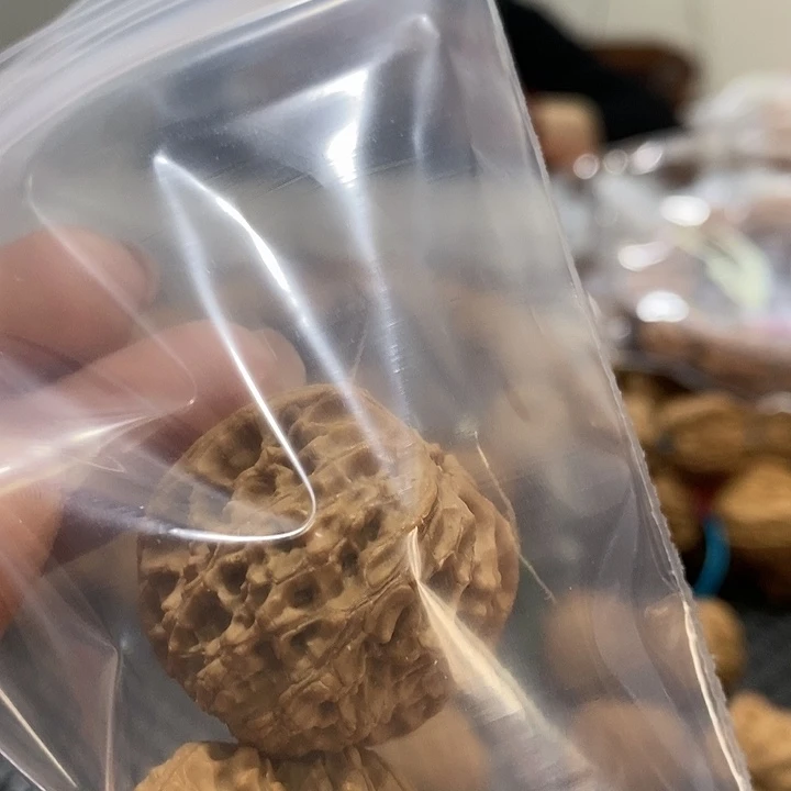 文玩核桃吊坠独**士品格,平顶