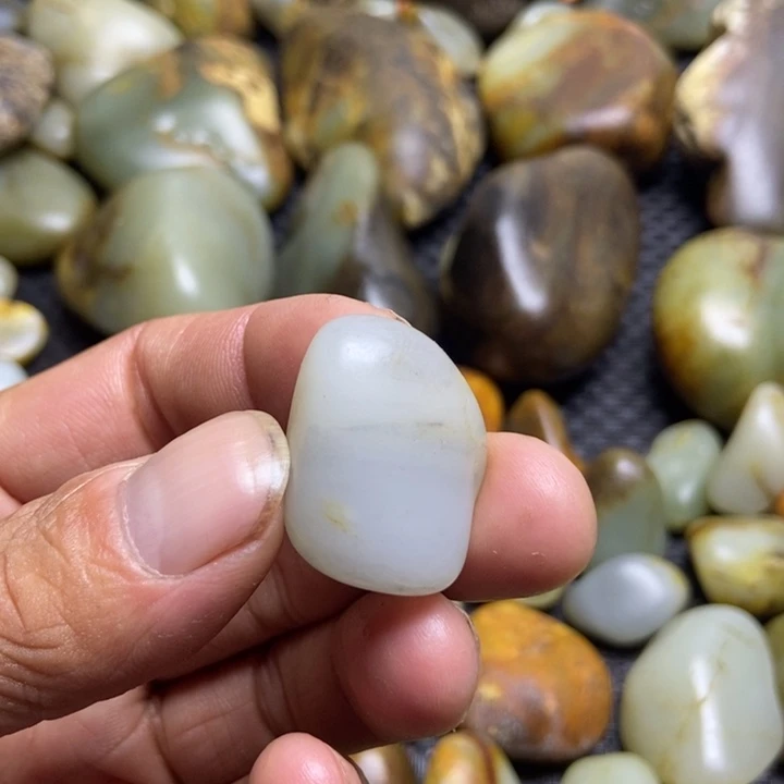 重***琴未镶嵌和田玉（糖玉）珠宝奇石