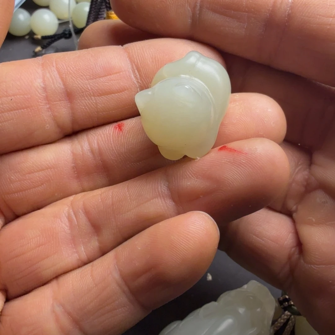 和田玉颈饰未镶嵌粒*