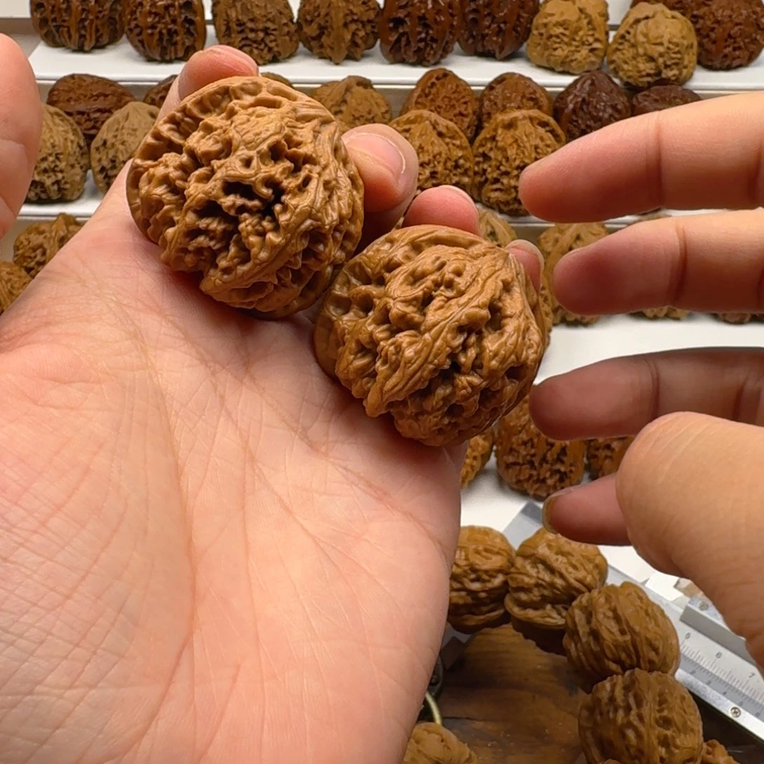 余***悸吊坠文玩核桃大粗筋