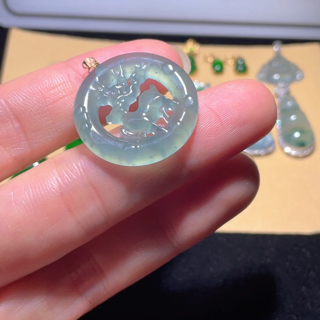 翡翠18K金镶嵌颈饰