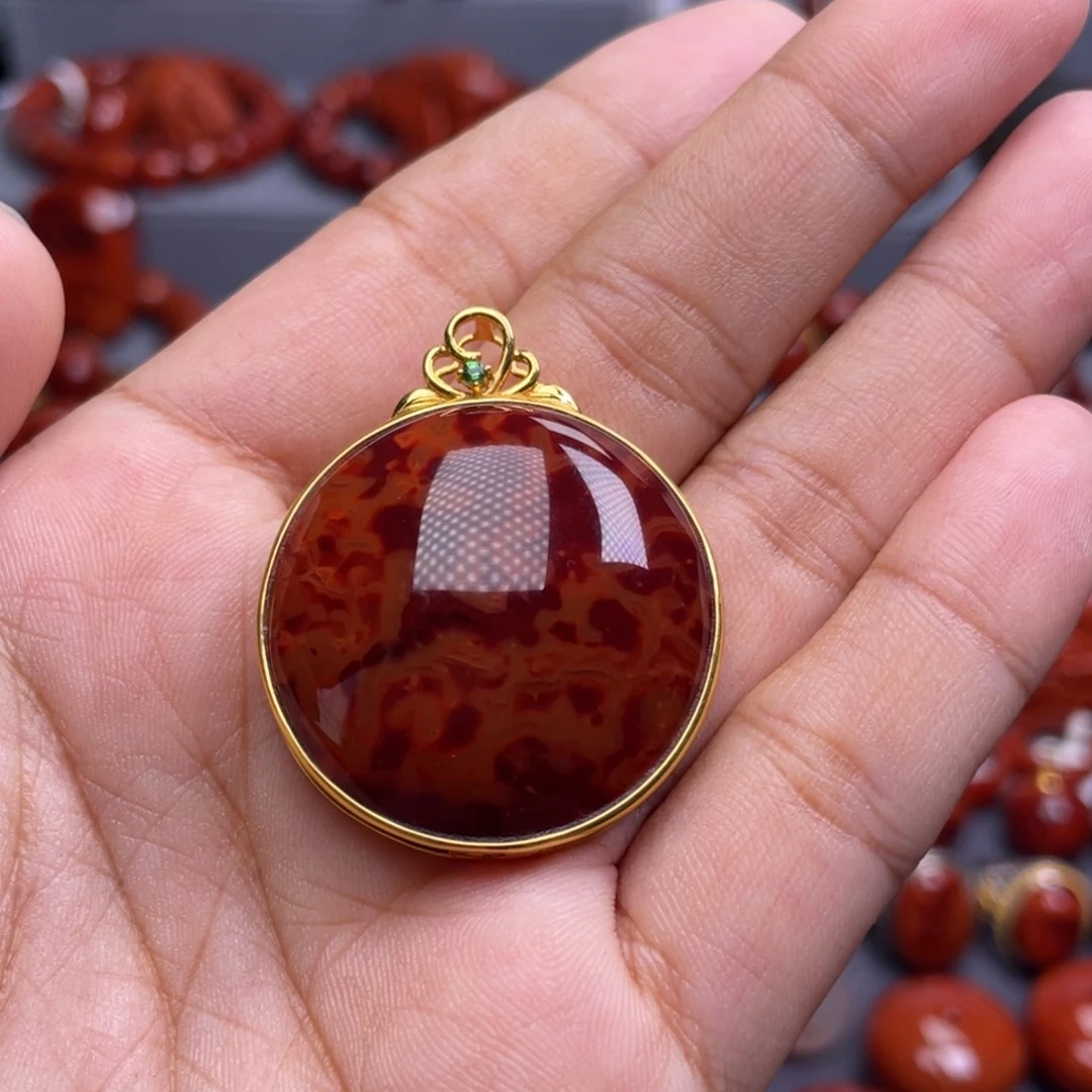 南红玛瑙18K金镶嵌珠宝奇石圆牌吊坠