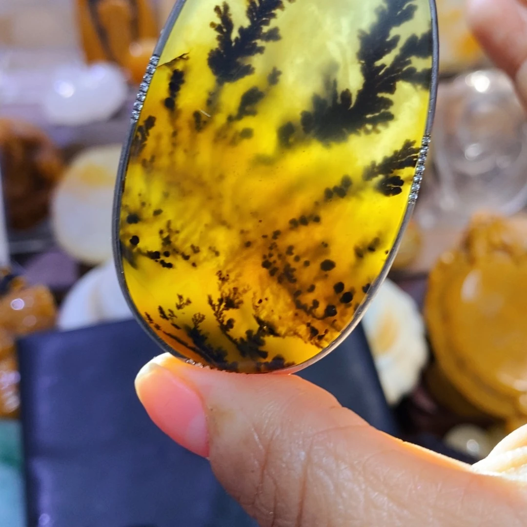 石英质玉（黄龙玉）颈饰未镶嵌