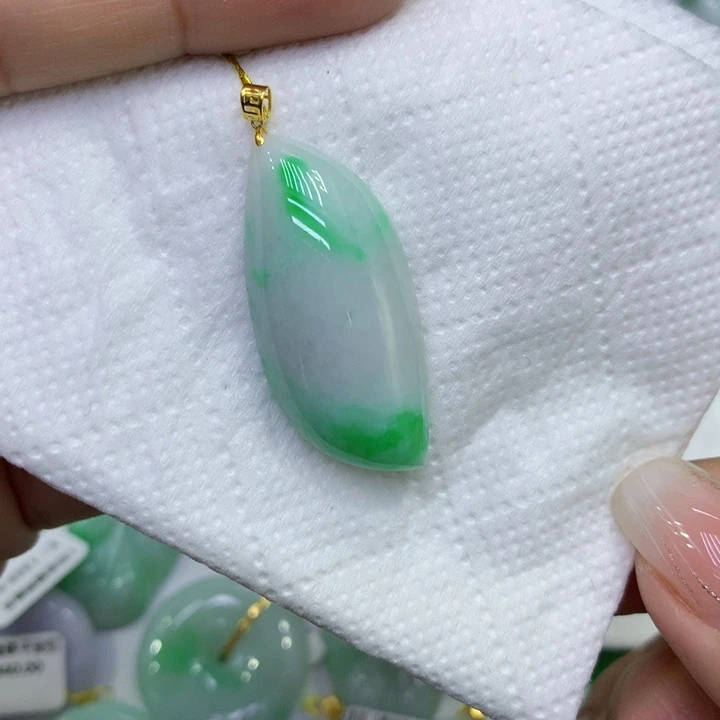 独***翔翡翠18K金镶嵌颈饰