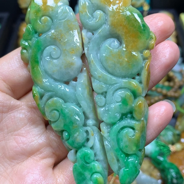 翡翠未镶嵌颈饰一对