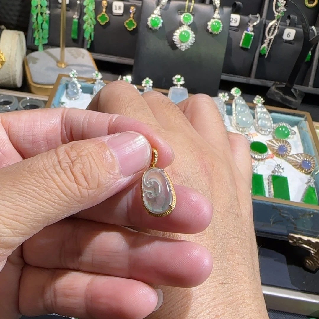 翡翠18K金镶嵌颈饰吊坠