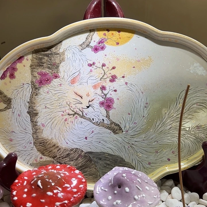 手绘九尾白狐壶承