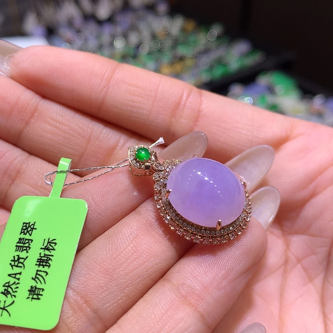 翡翠吊坠(不含链)18K金镶嵌人****?