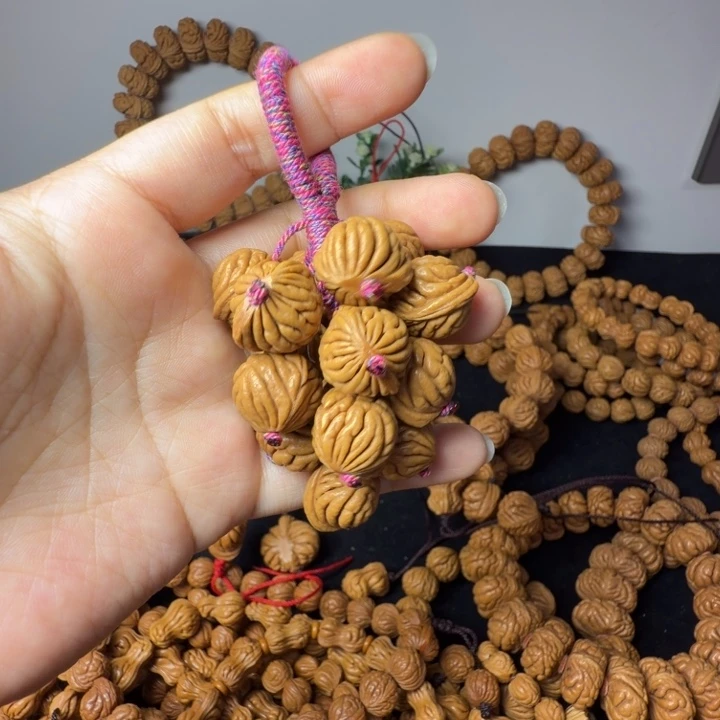 手串桃核葡萄挂件