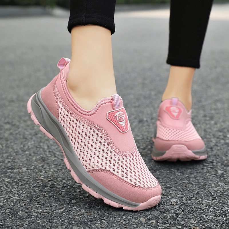 老北京布鞋女款软底夏季网面镂空妈妈凉鞋轻便中老年一脚蹬老人鞋