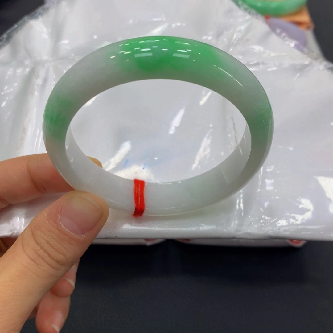 翡翠手镯未镶嵌翡翠