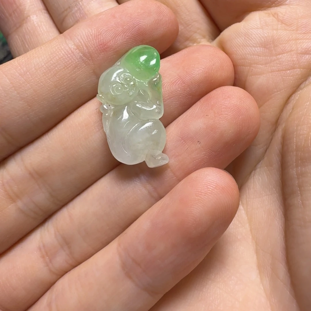 夏***玲翡翠未镶嵌颈饰吊坠