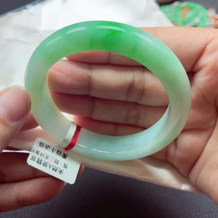 翡翠未镶嵌手镯天然缅甸A货翡翠（高货微瑕）