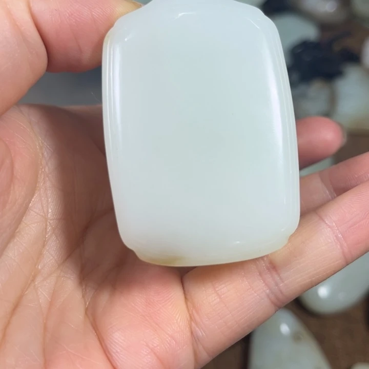 轰***隆和田玉未镶嵌颈饰