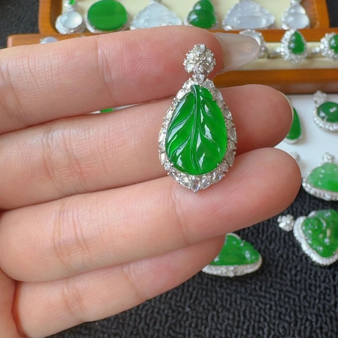 翡翠18K金镶嵌颈饰吊坠