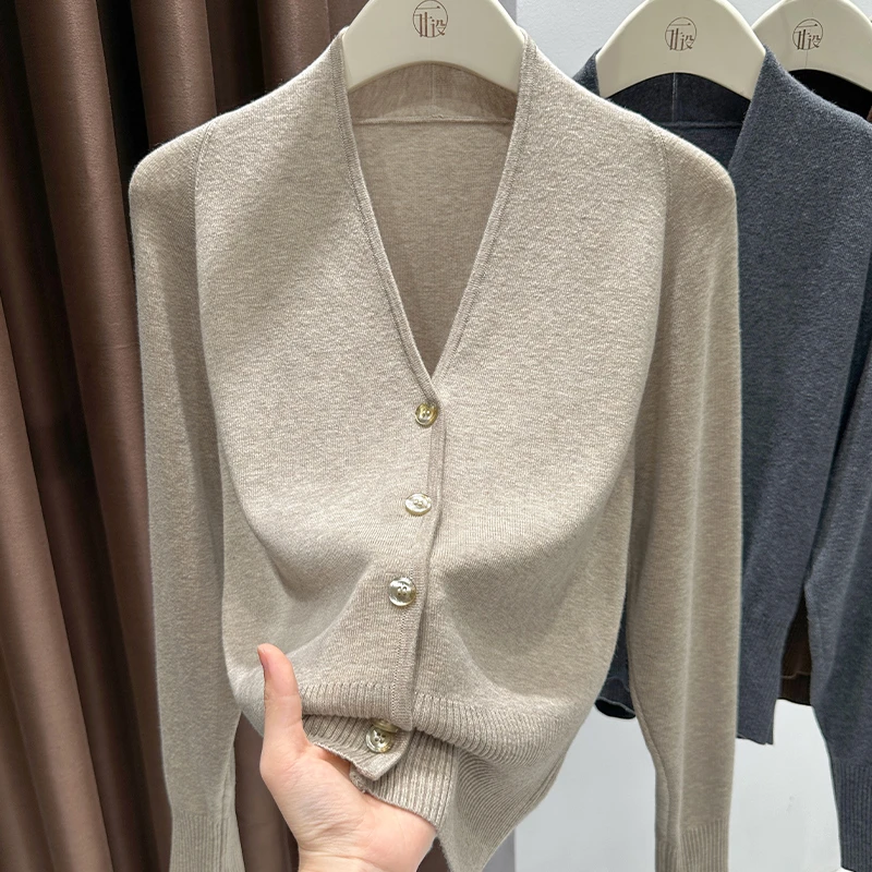 2025秋季新款杏色漂亮外搭小衫松弛感修身短款V领长袖针织上衣女