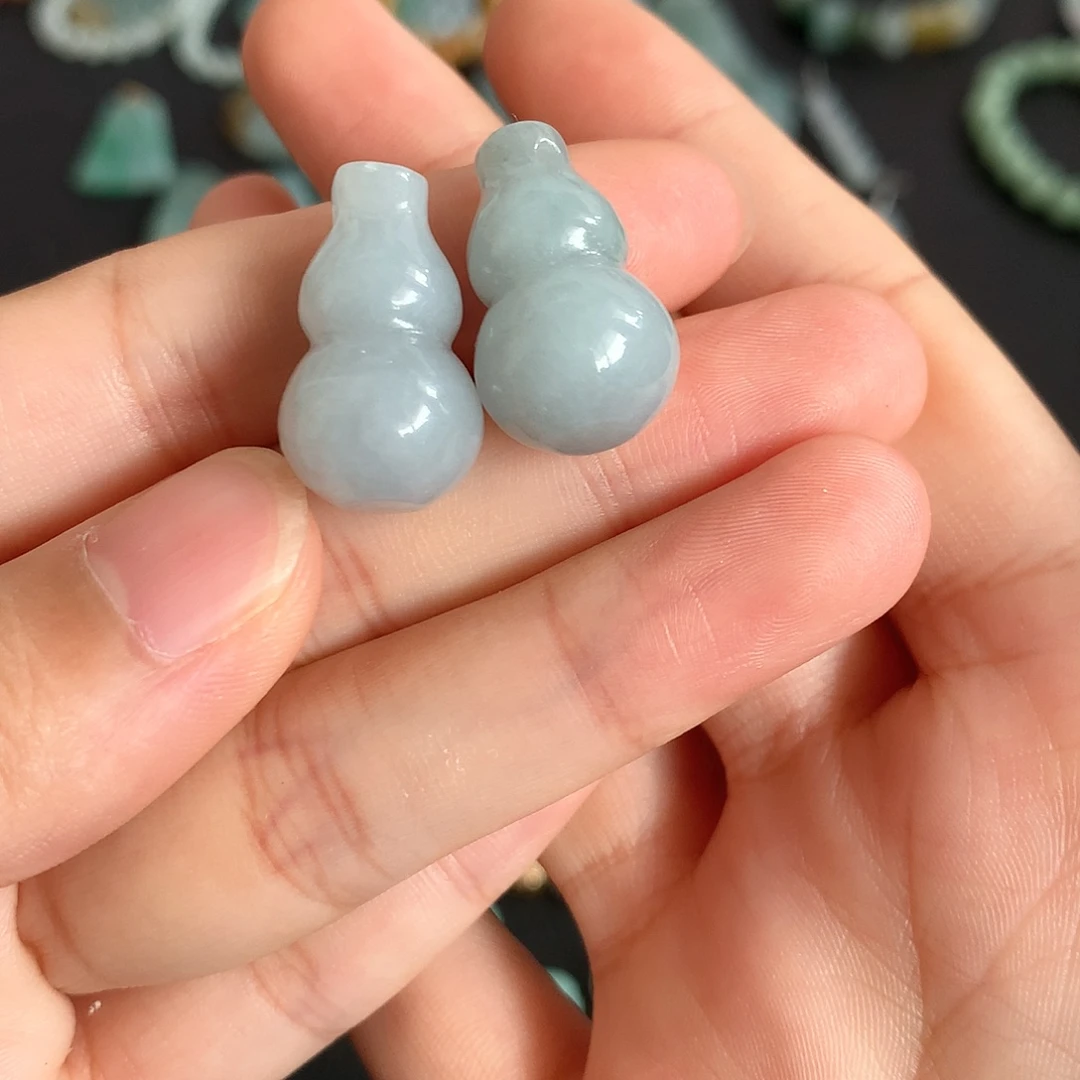 翡翠未镶嵌颈饰葫芦