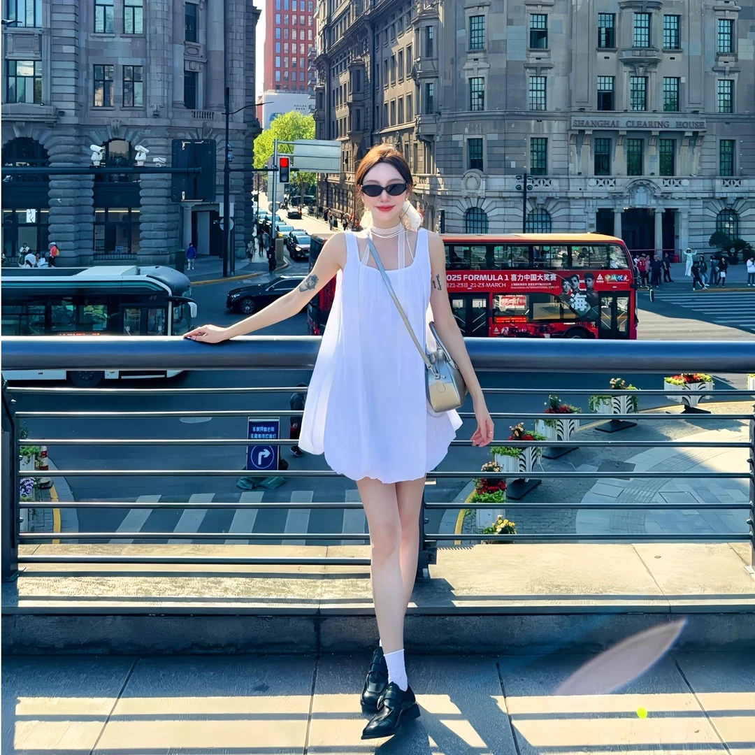 简约白色花苞背心连衣裙女装夏季2025新款宽松休闲小众A字短裙子
