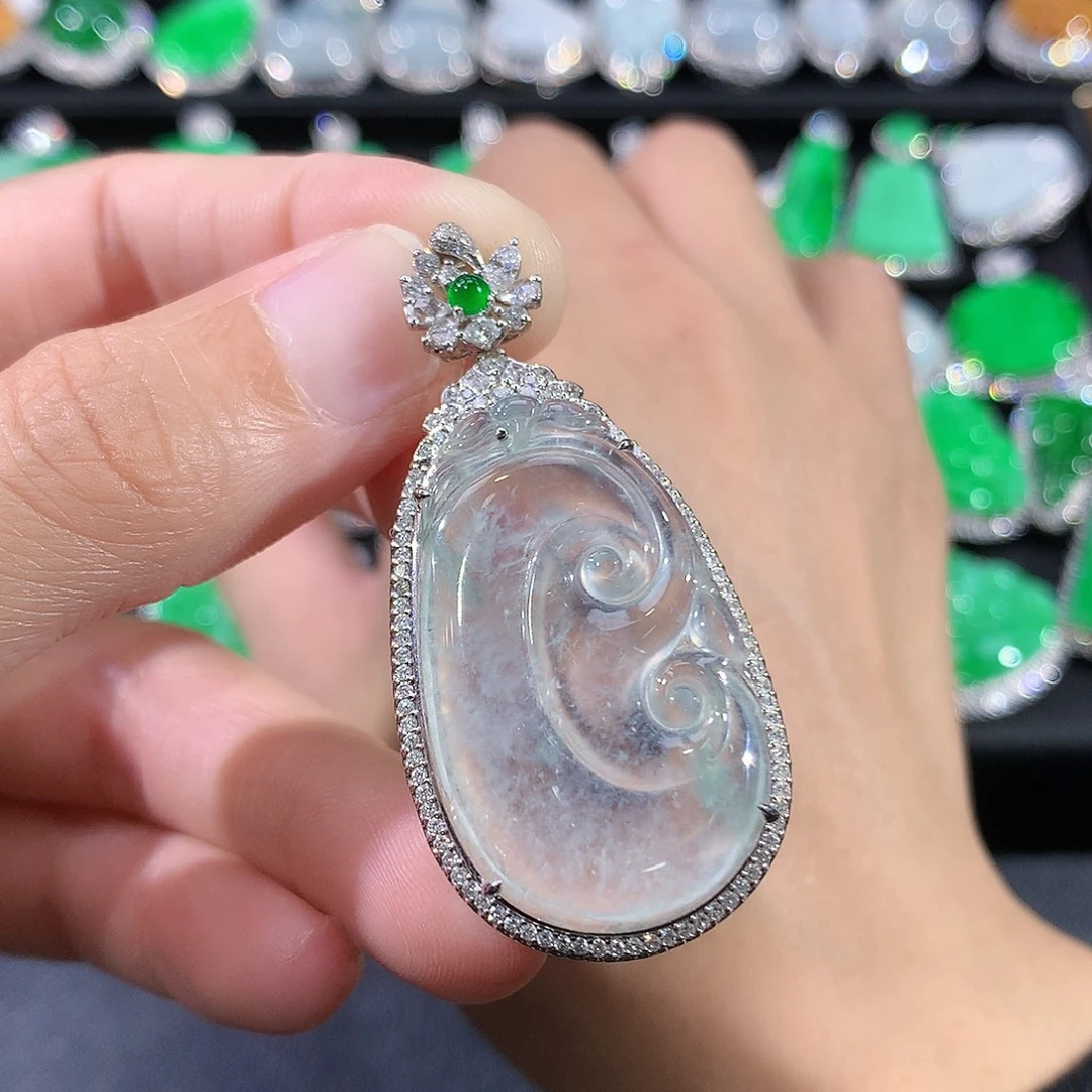 翡翠18K金镶嵌颈饰