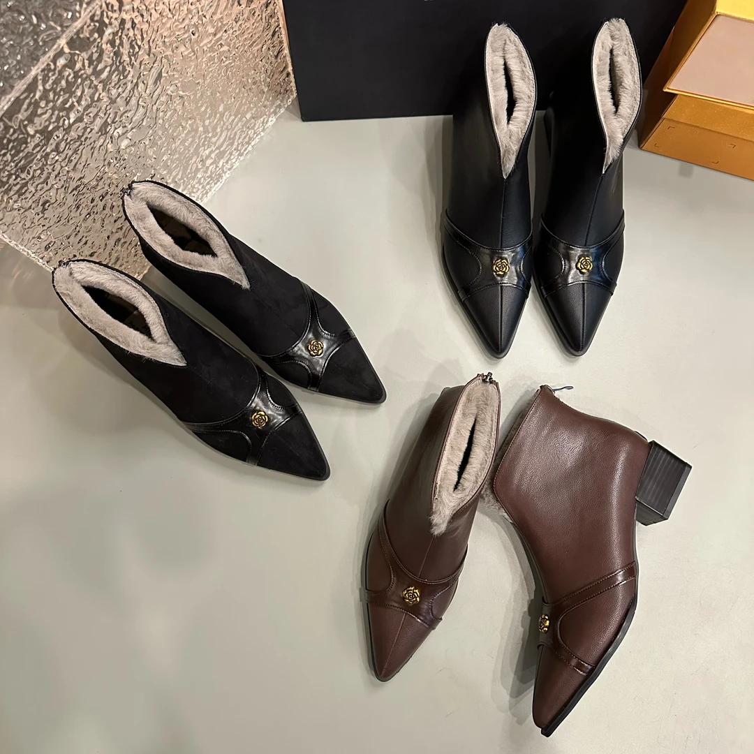 2025秋冬新款爆款时尚金色装饰舒适气质百搭厚绒中跟鞋尖头短靴