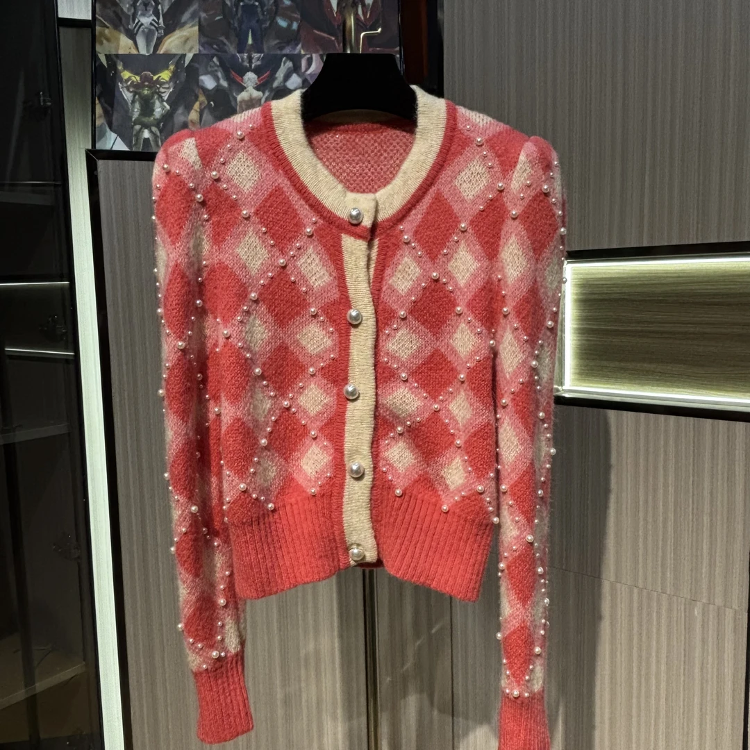 <猪猪出品>2025上新气质网红时尚粉红白格设计师珍珠圆领针织开衫