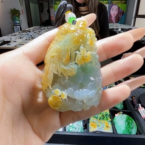 翡翠未镶嵌颈饰一个