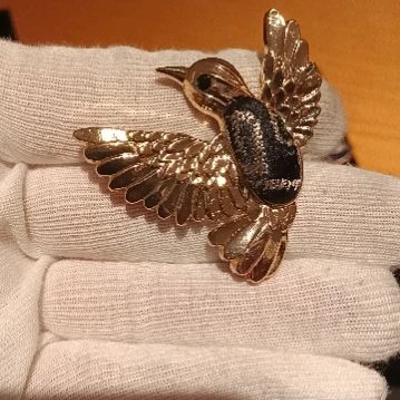 织绣和平小屋非遗蜀锦展翅和平鸽黑色