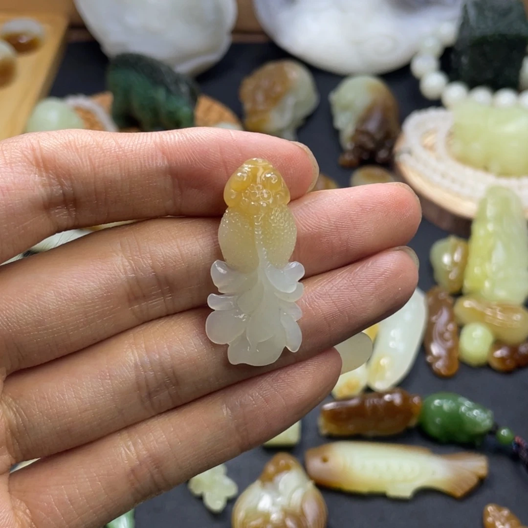 和田玉未镶嵌颈饰糖白小锦鲤