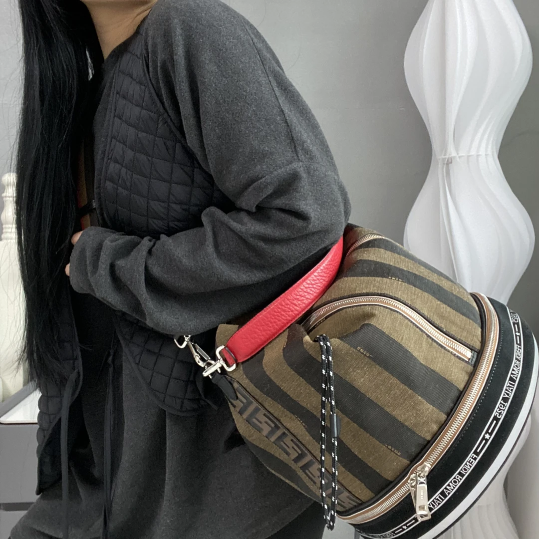 95新 FENDI/芬迪 【可】老花胡桃木水桶斜挎包 02 1243