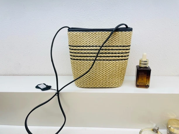 磁吸扣单根水桶包编织单肩斜挎包草编包女士高街穿搭拉菲草牛皮带