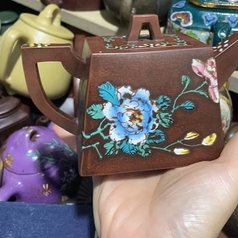 茶壶紫砂原矿泥料手工制作的一把紫砂壶。