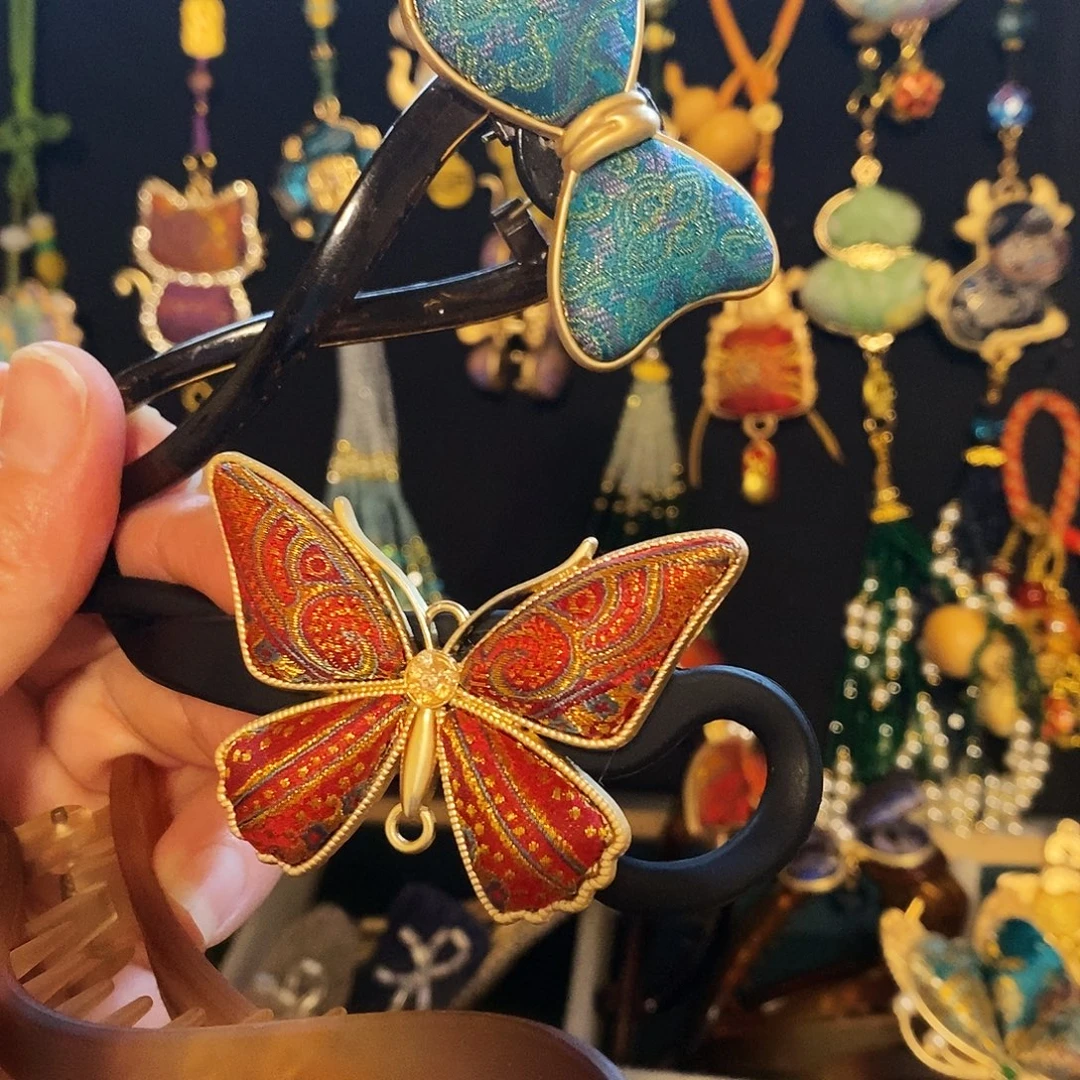 皮质铁合金红色金属设计风格