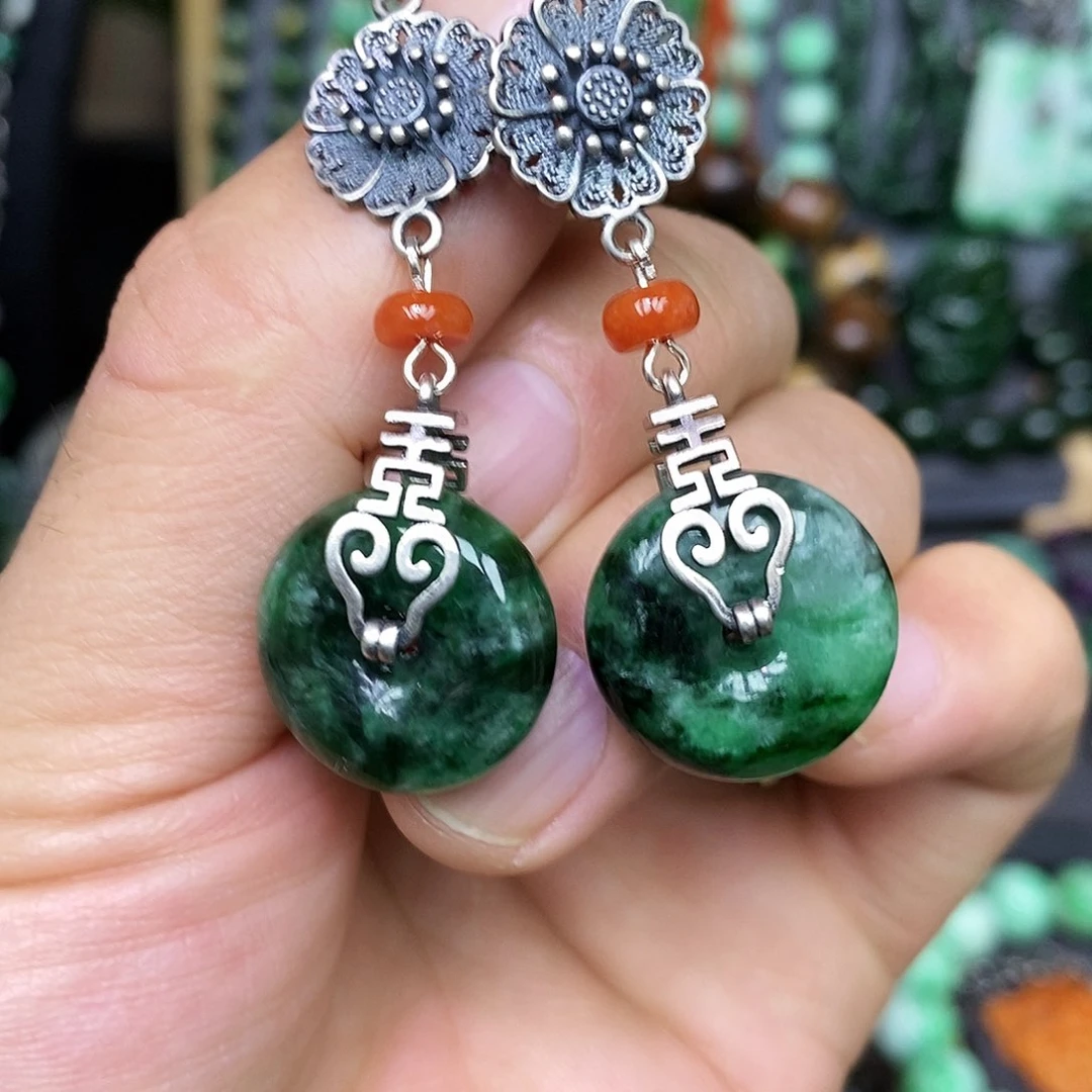 未镶嵌翡翠耳饰漂亮美眉