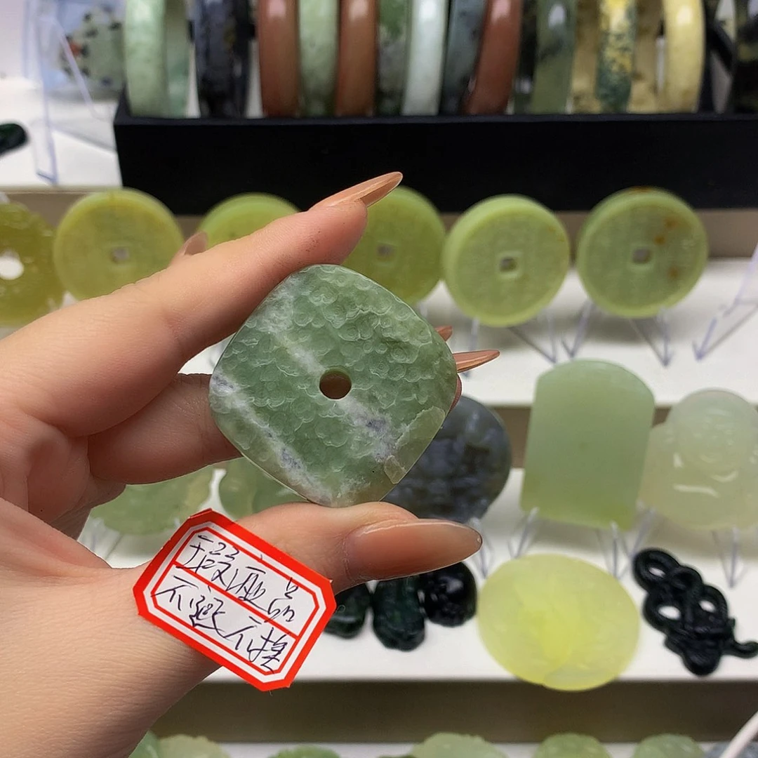 蛇纹石玉颈饰未镶嵌无**猪