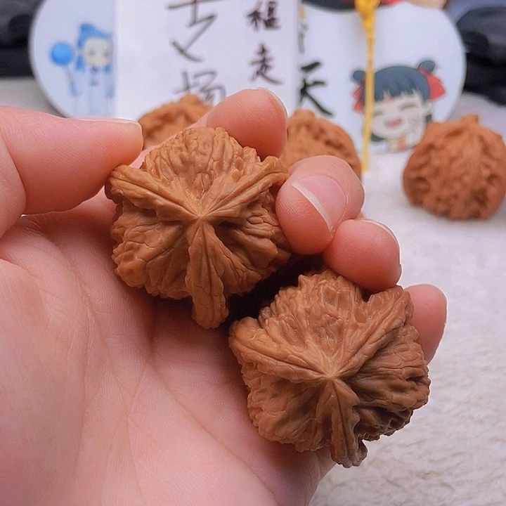 吊坠文玩核桃给****。三棱