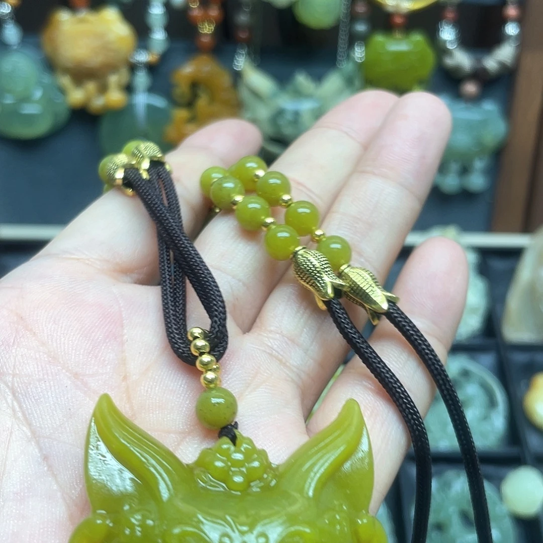 蛇纹石玉未镶嵌颈饰