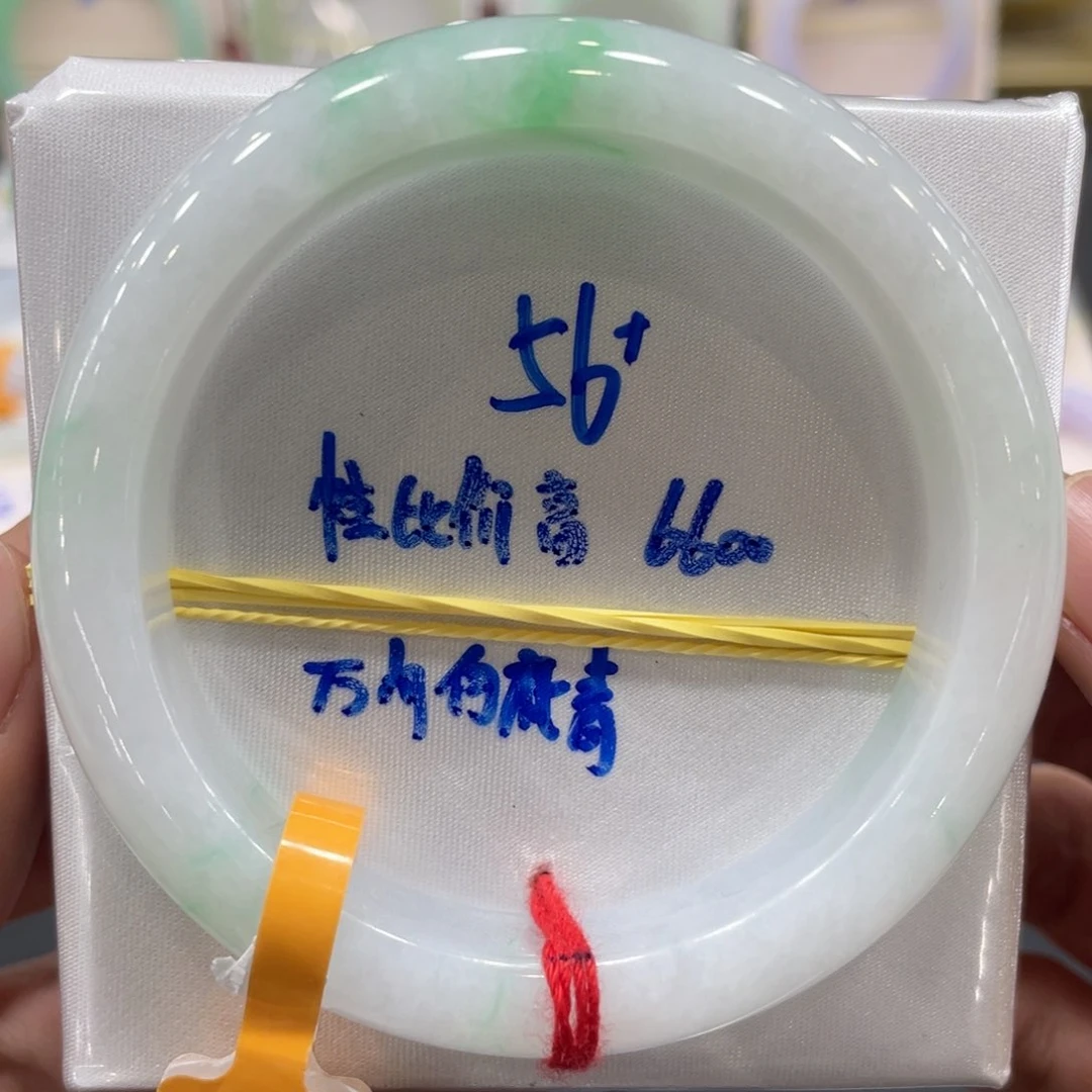 翡翠手镯未镶嵌翡翠手镯