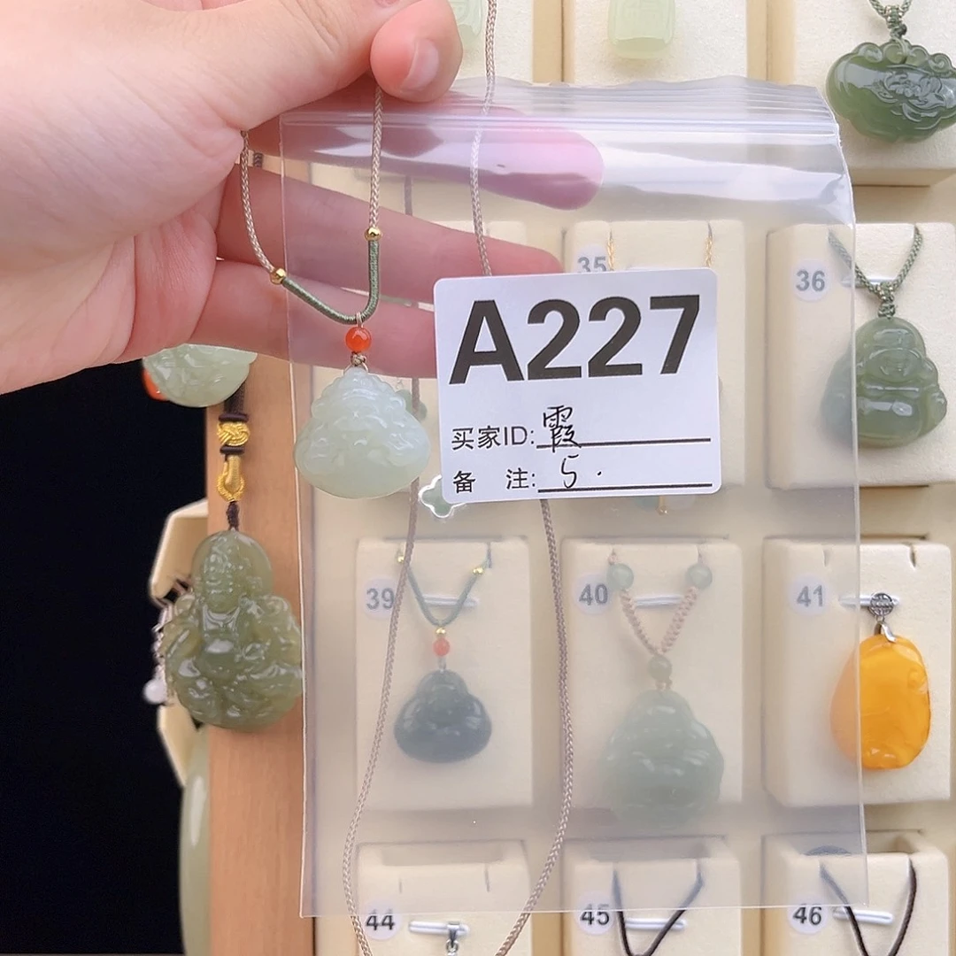 和田玉颈饰未镶嵌五***霞