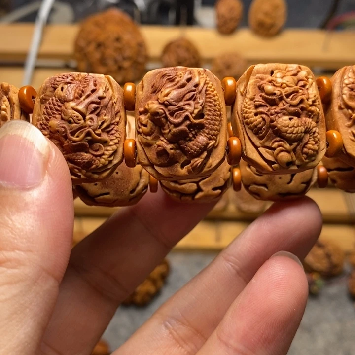桃核雕刻九龙手牌