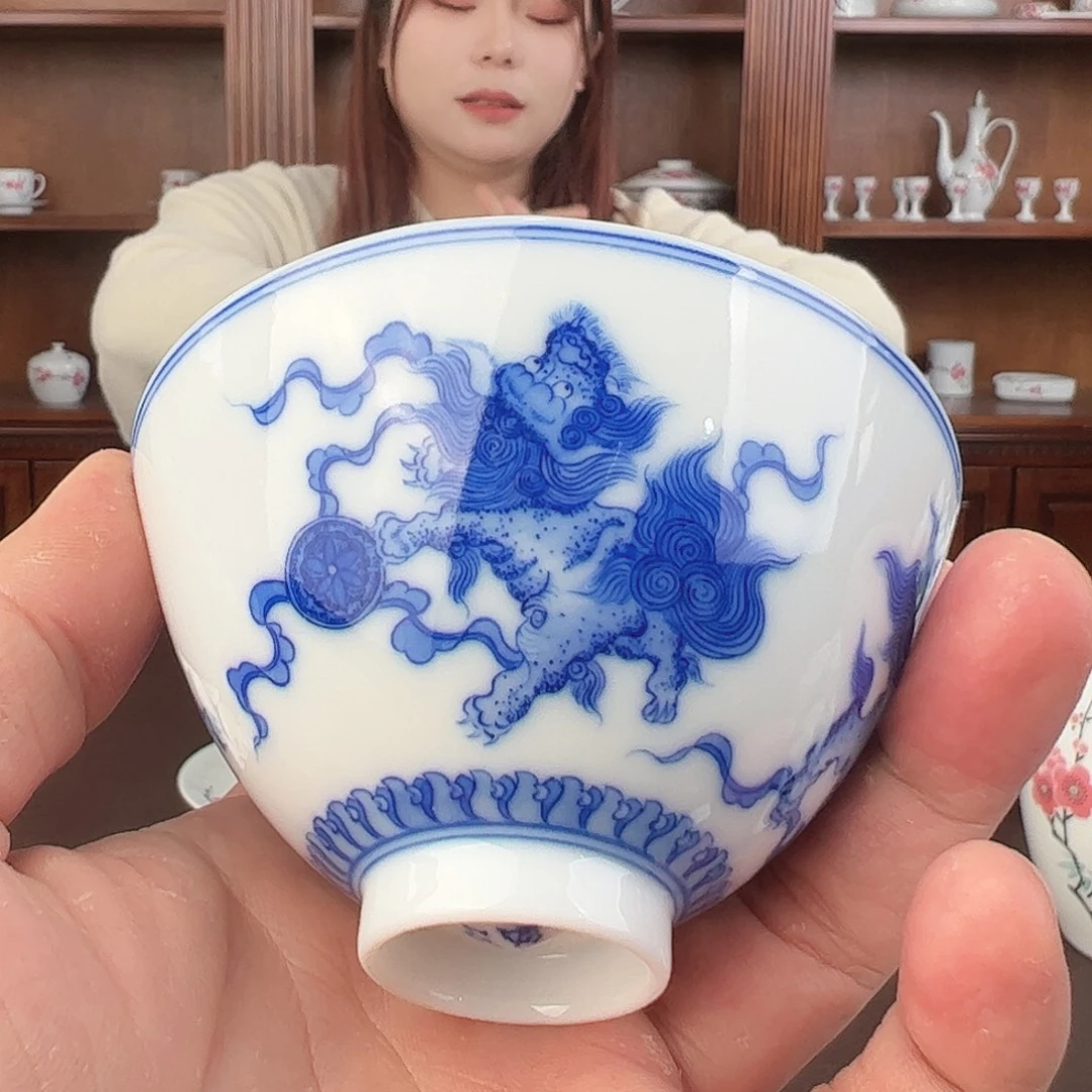 瓷柴窑青花狮子绣球鸡心杯