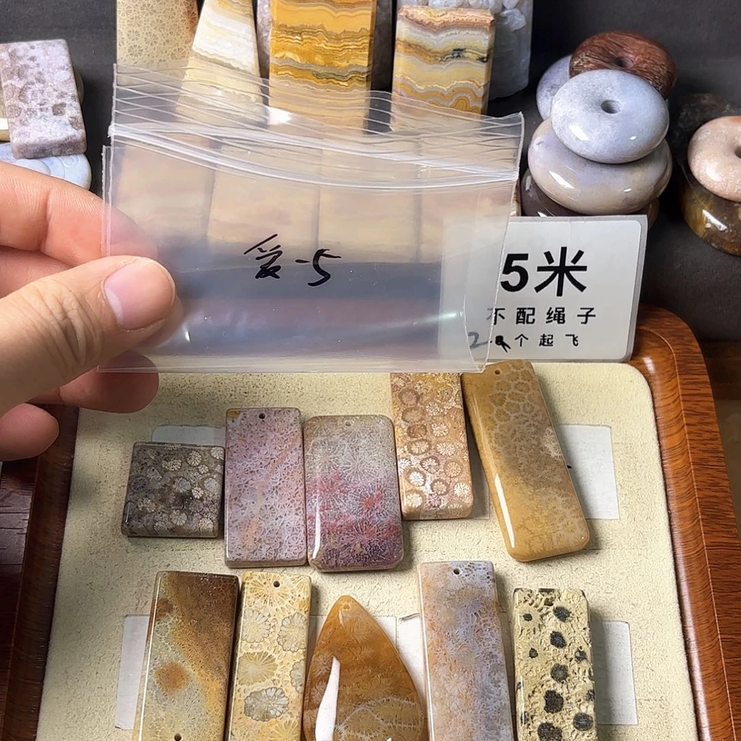 硅化玉颈饰未镶嵌爱****?