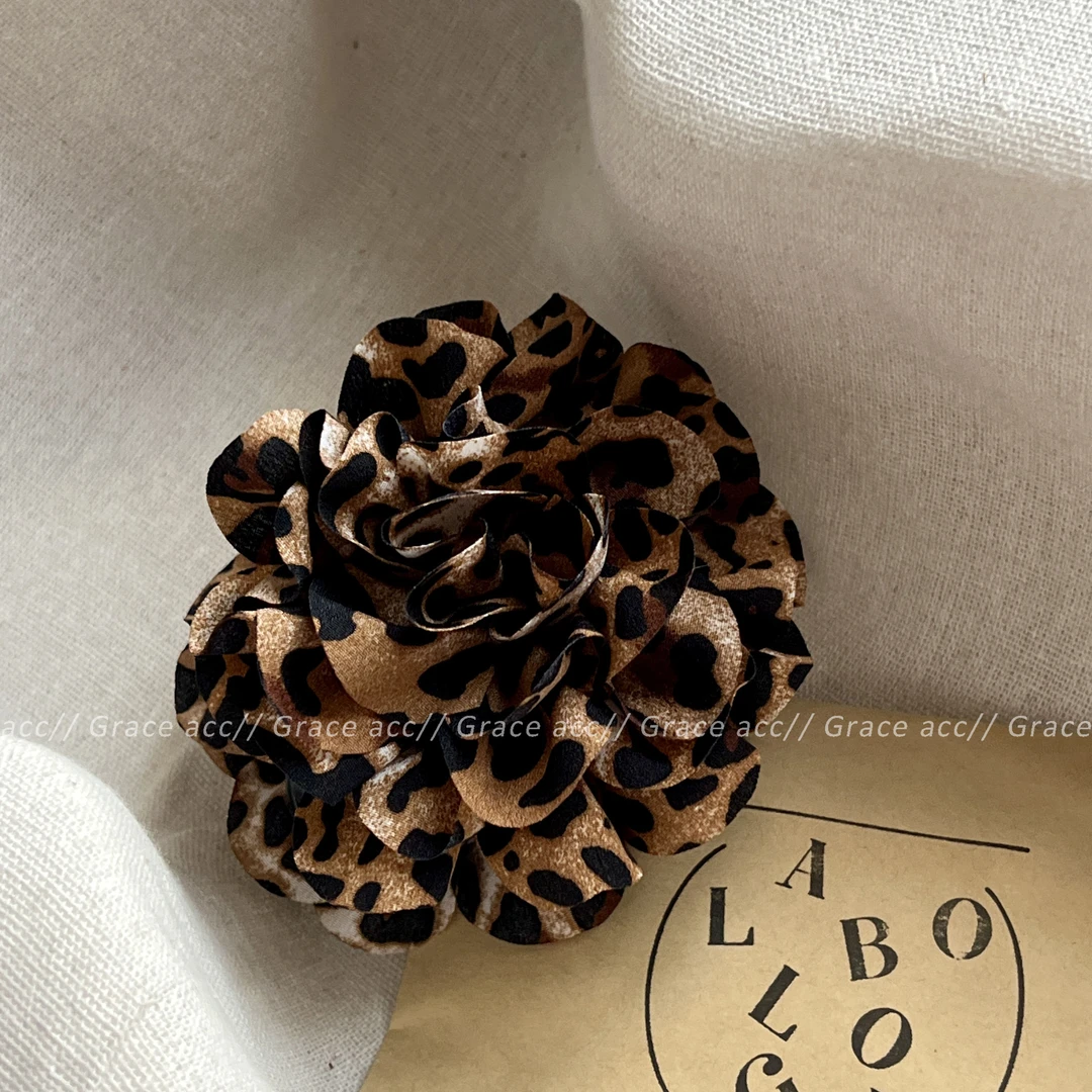 洋气浅咖~小豹纹绣球款氛围感抓夹 高级感气质头绳韩国鲨鱼夹头饰