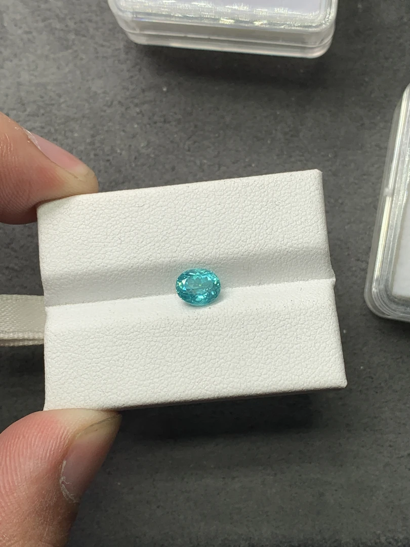 天然磷灰石裸石 未镶嵌 1.08克拉  霓虹蓝绿色