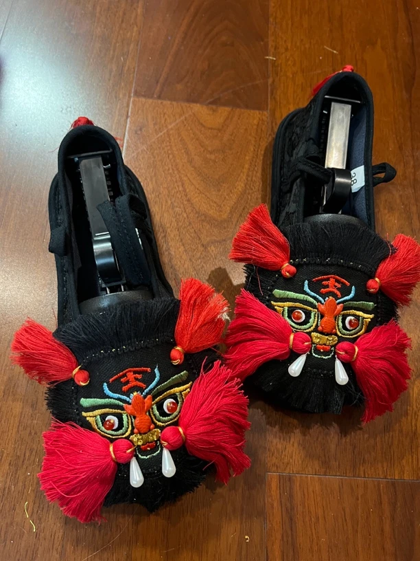 小虎头鞋没有盘扣（黑红毛线加大一码拍）