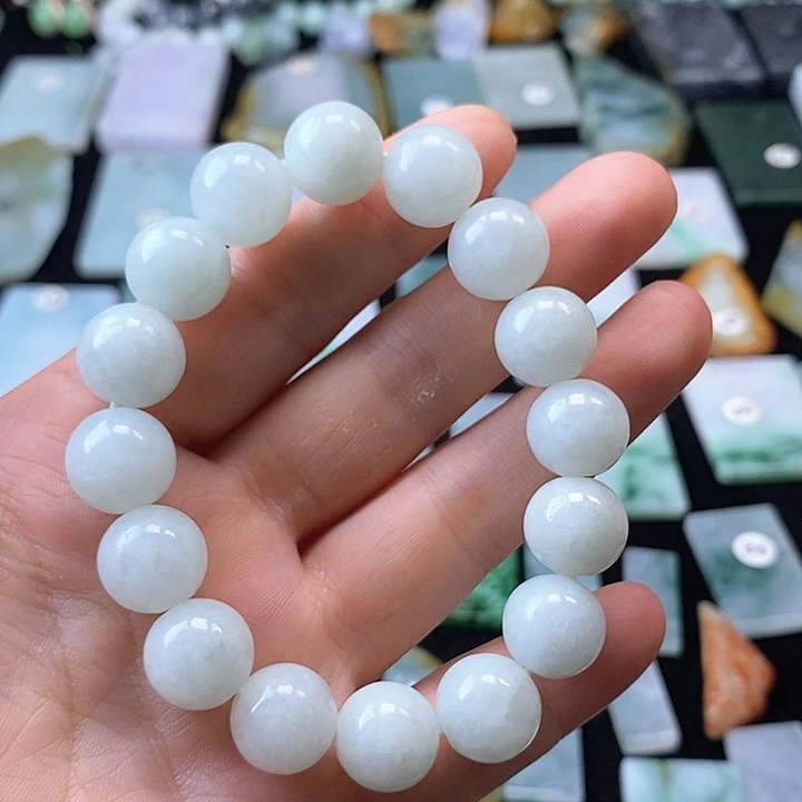 翡翠挂件未镶嵌翡翠的