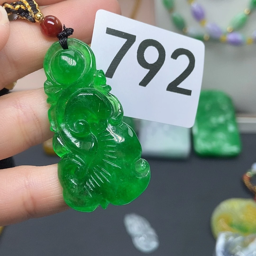 翡翠吊坠(赠链)未镶嵌