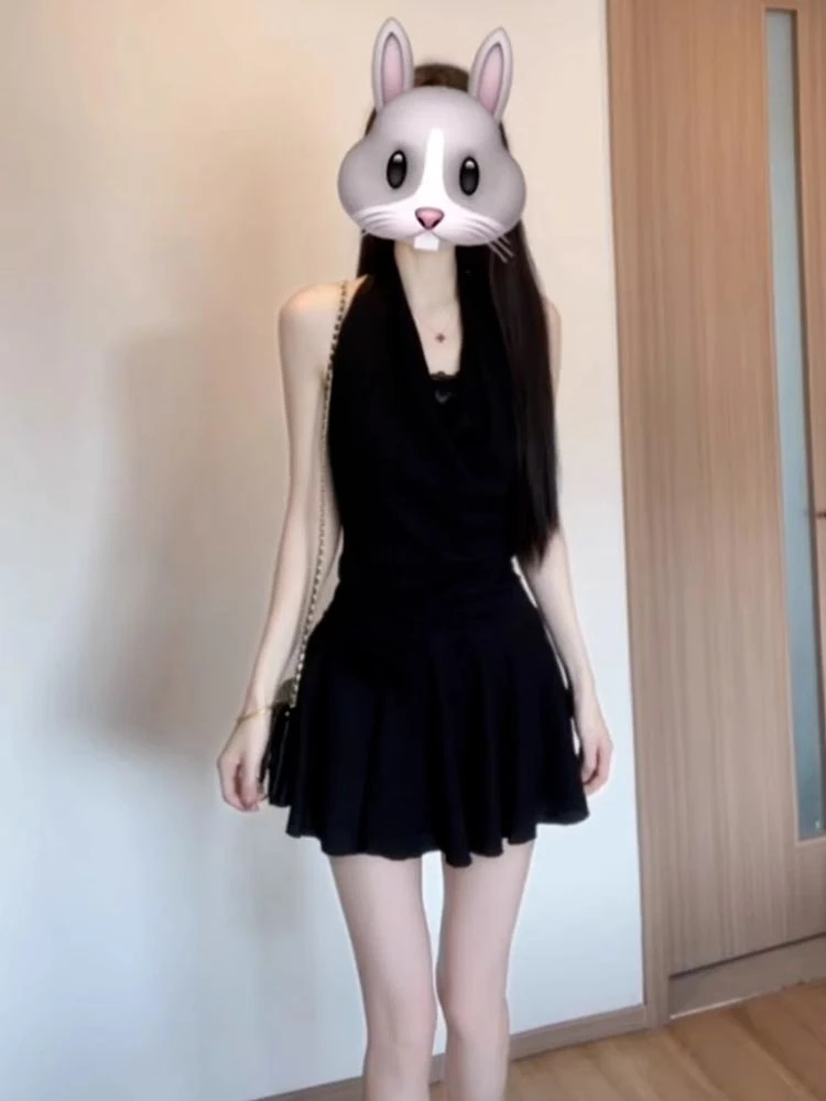 法式赫本风黑色挂脖连衣裙女2025新款温柔气质高级感收腰a字短裙