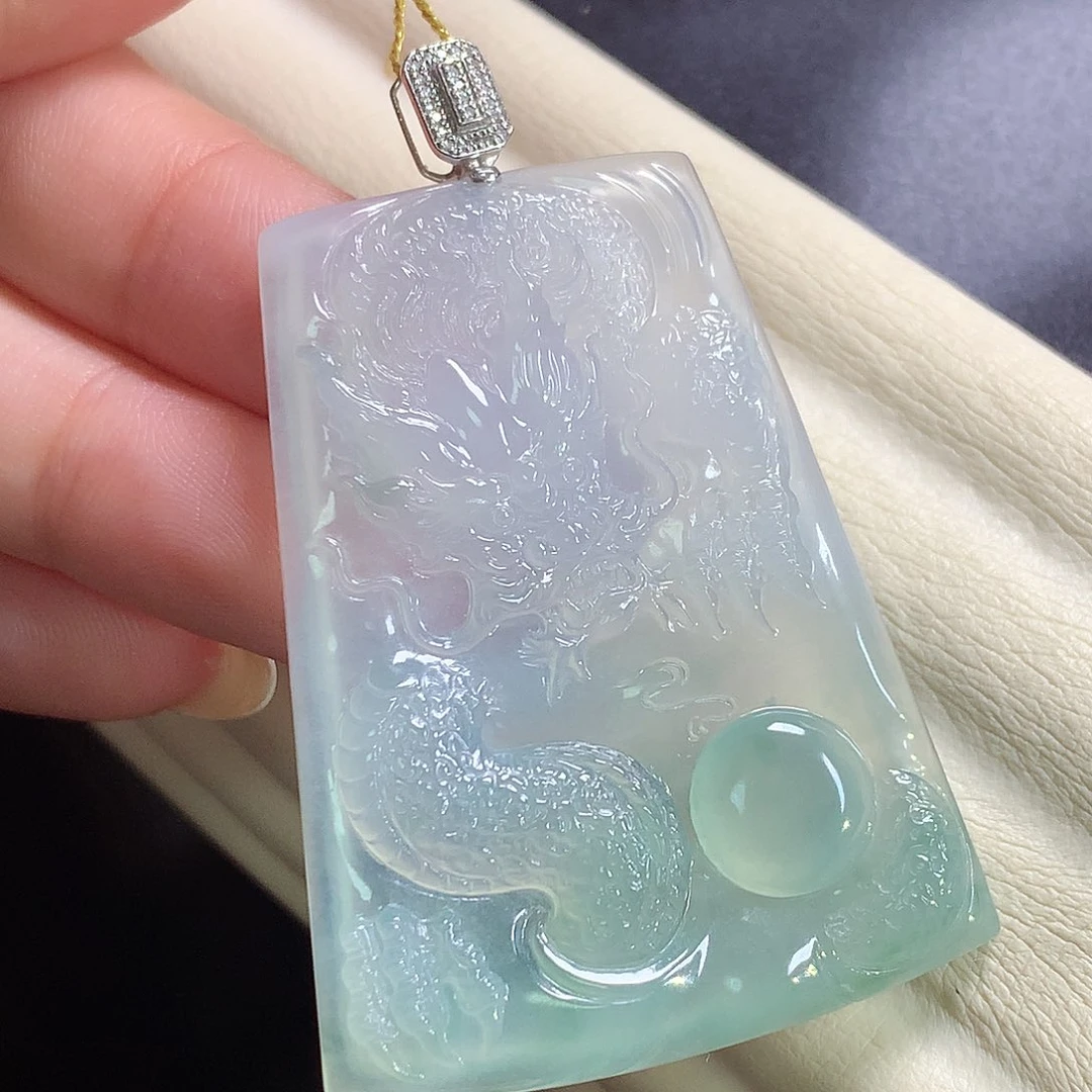 翡翠18K金镶嵌颈饰龙牌